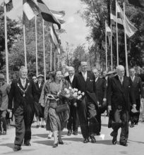 1953 Achter tussen de burgemeester en koningin Juliana loopt Hendrika Jacoba Bergvelt. Rechts naast koningin Juliana loopt Hendrik Carel Vermeulen.